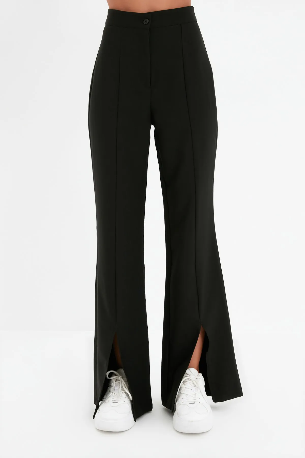 Trendyol Collection  Schwarze, gewebte Hose mit ausgestelltem Bein, Schlitz und detailliertem Schnitt TWOAW22PL0046