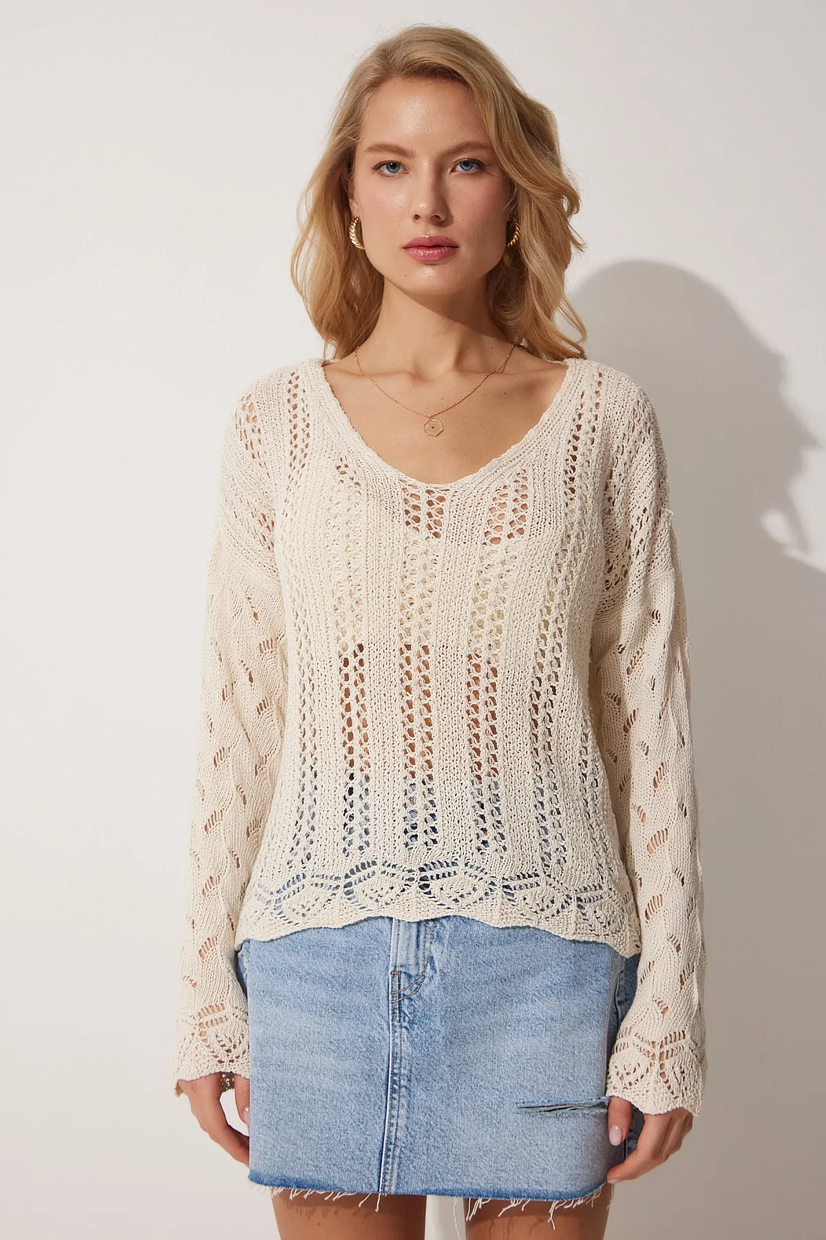 Happiness İstanbul  Cremefarbene durchbrochene Strickbluse mit V-Ausschnitt für Damen Kİ00079