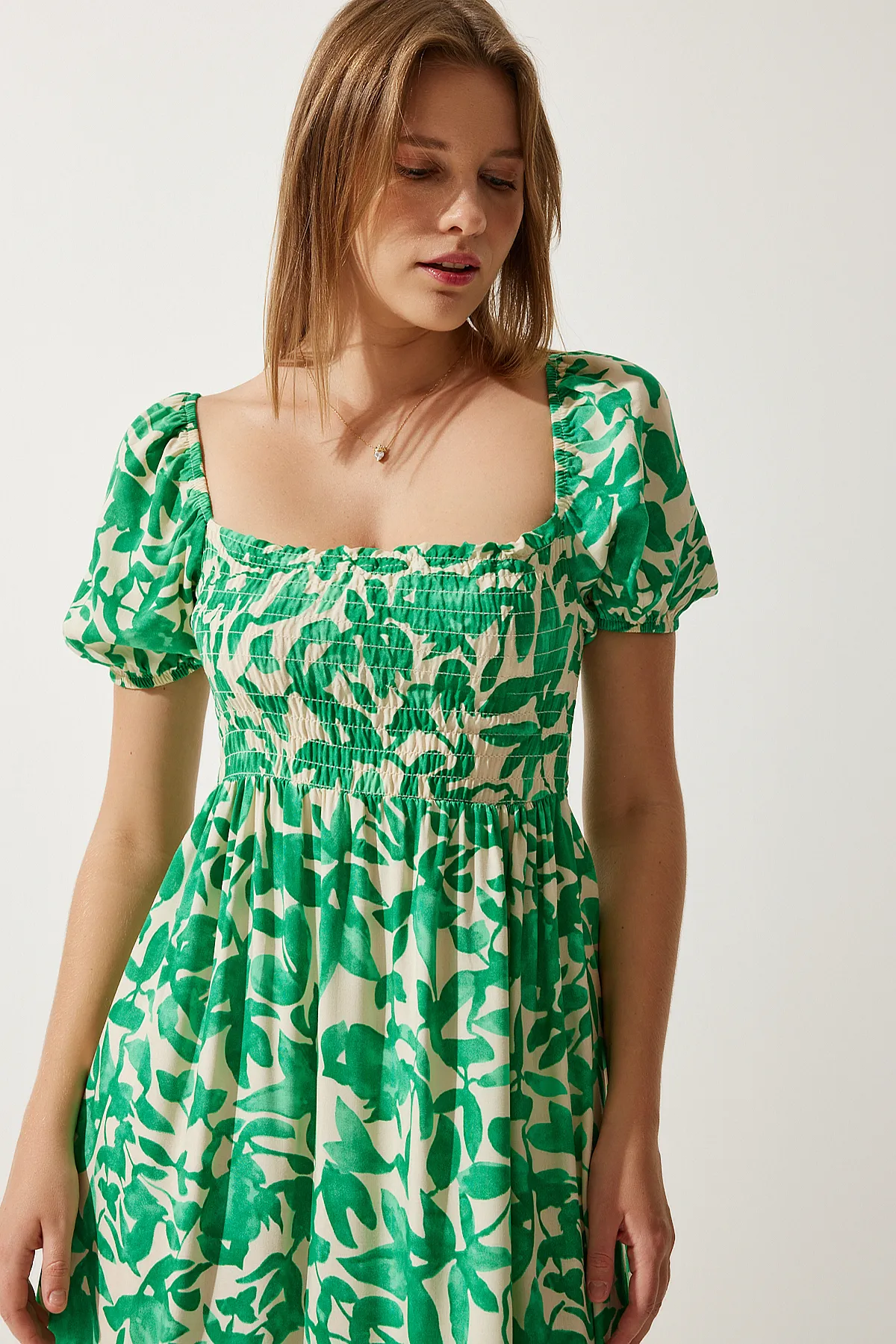 Happiness İstanbul  Grünes Sommerkleid aus Viskose mit Blumenmuster für Damen CI00079