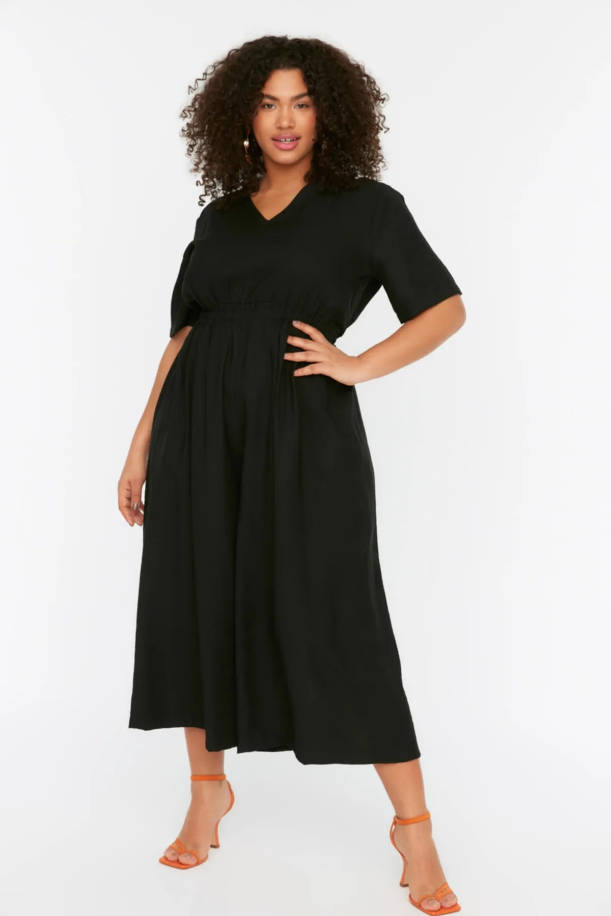 Trendyol Curve  Schwarzer Overall mit Taillendetails TBBSS22BG0017