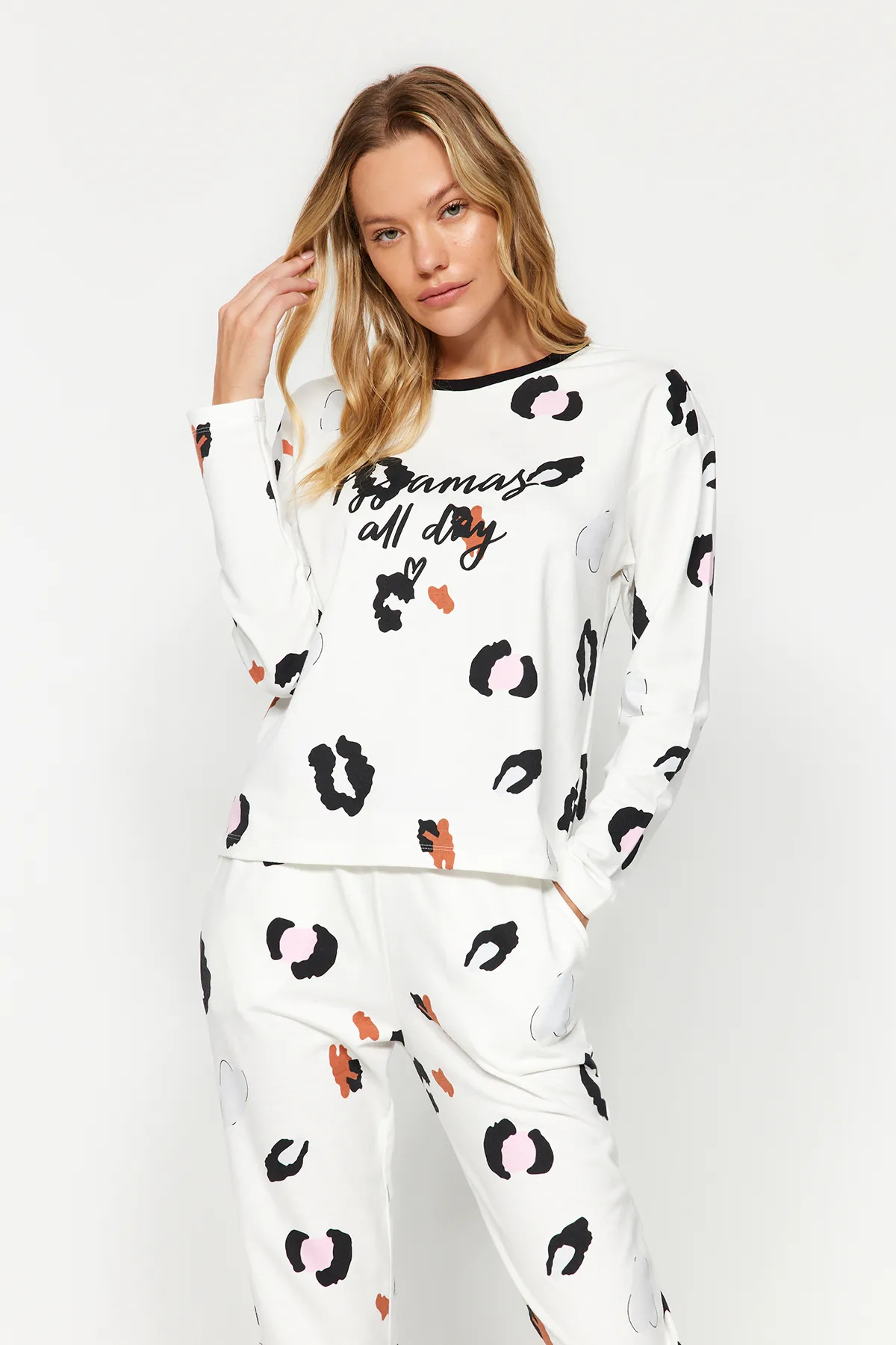 Trendyol Collection  Weißes T-Shirt-Jogger-Strick-Pyjama-Set aus 100 % Baumwolle mit Leopardenmuster und Slogan THMAW24PT00211