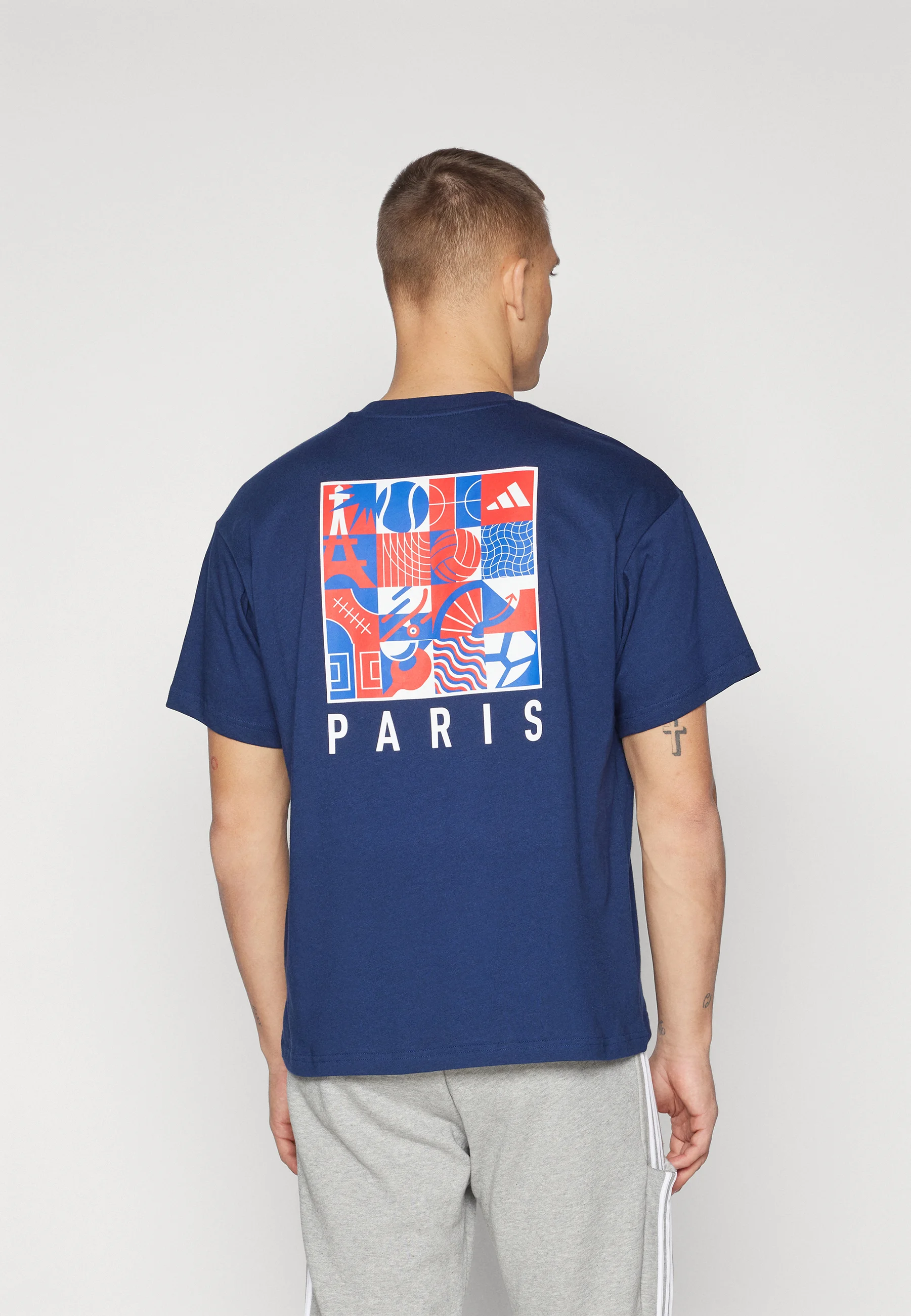 adidas Sportswear PARIS GRAPHIC - Camiseta con estampado