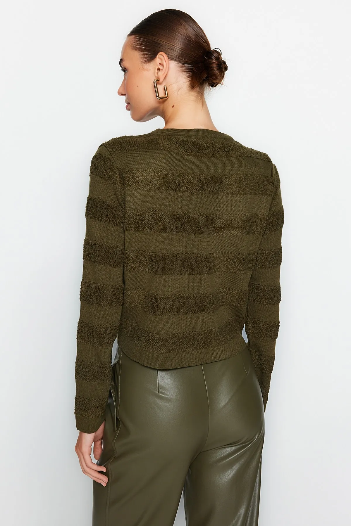 Trendyol Collection  Khakifarbene Strickjacke mit Rundhalsausschnitt TWOAW24HI00337