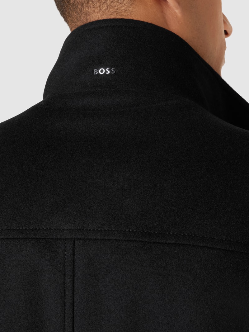 Mantel mit Label-Applikation Modell 'Coxtan' in schwarz