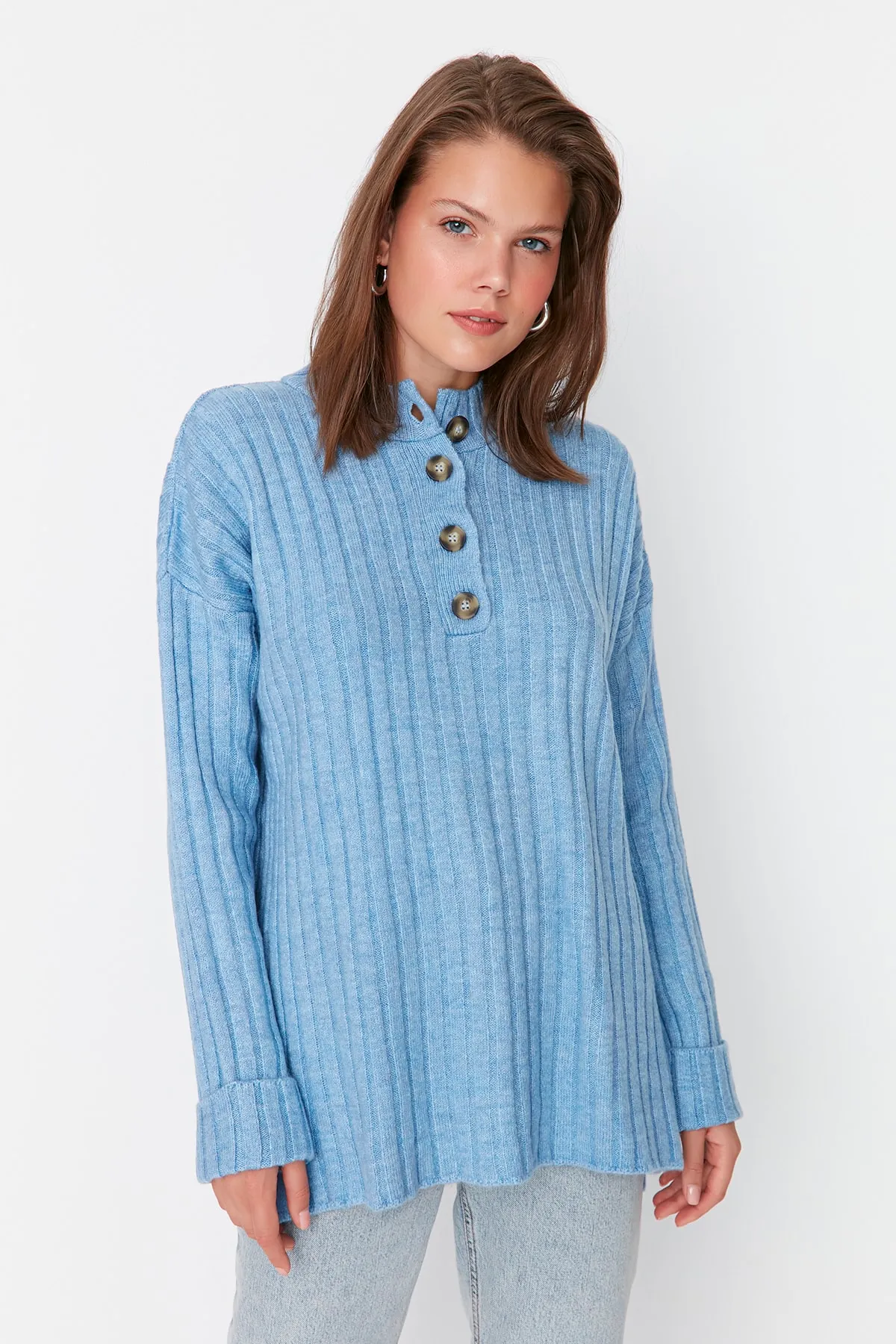 Trendyol Modest  Gerippter Strickpullover mit blauem Kragen und Knöpfen TCTAW23AK00035