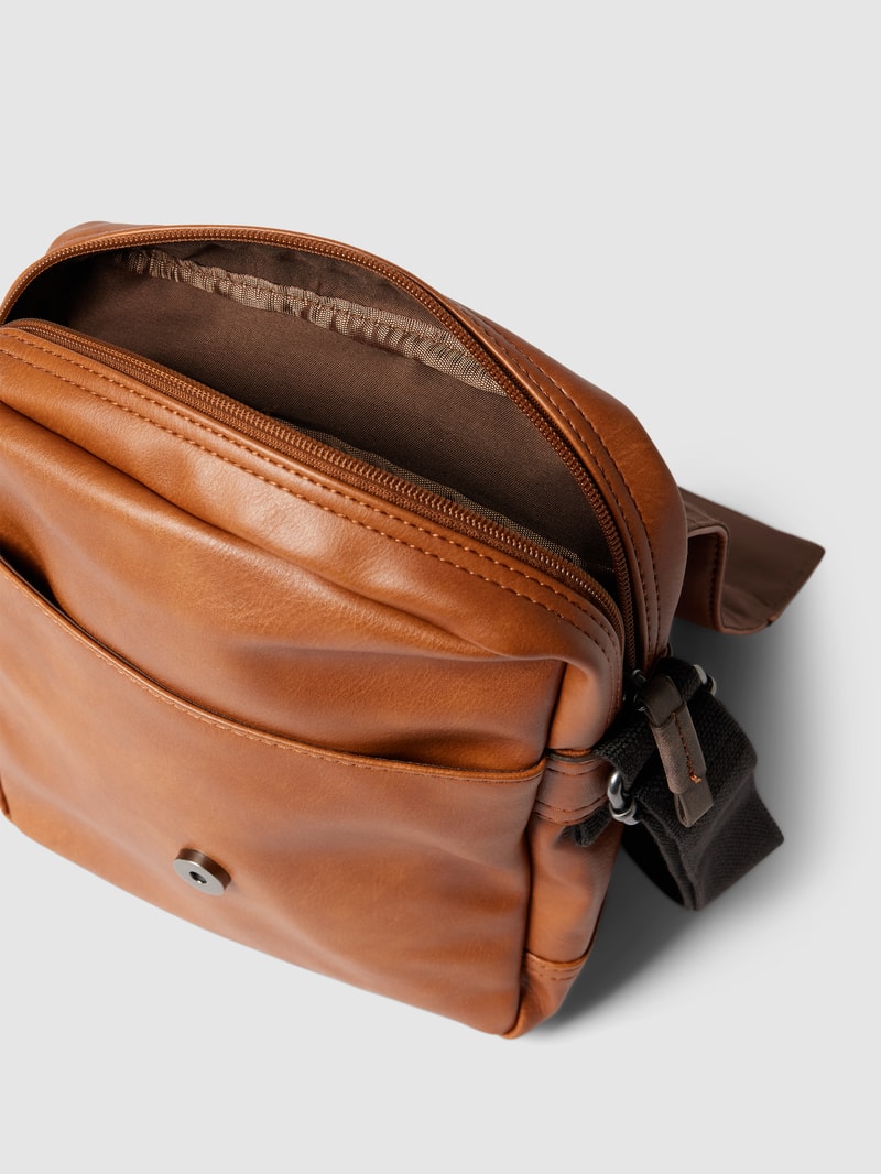 Umhängetasche mit Label-Patch in cognac