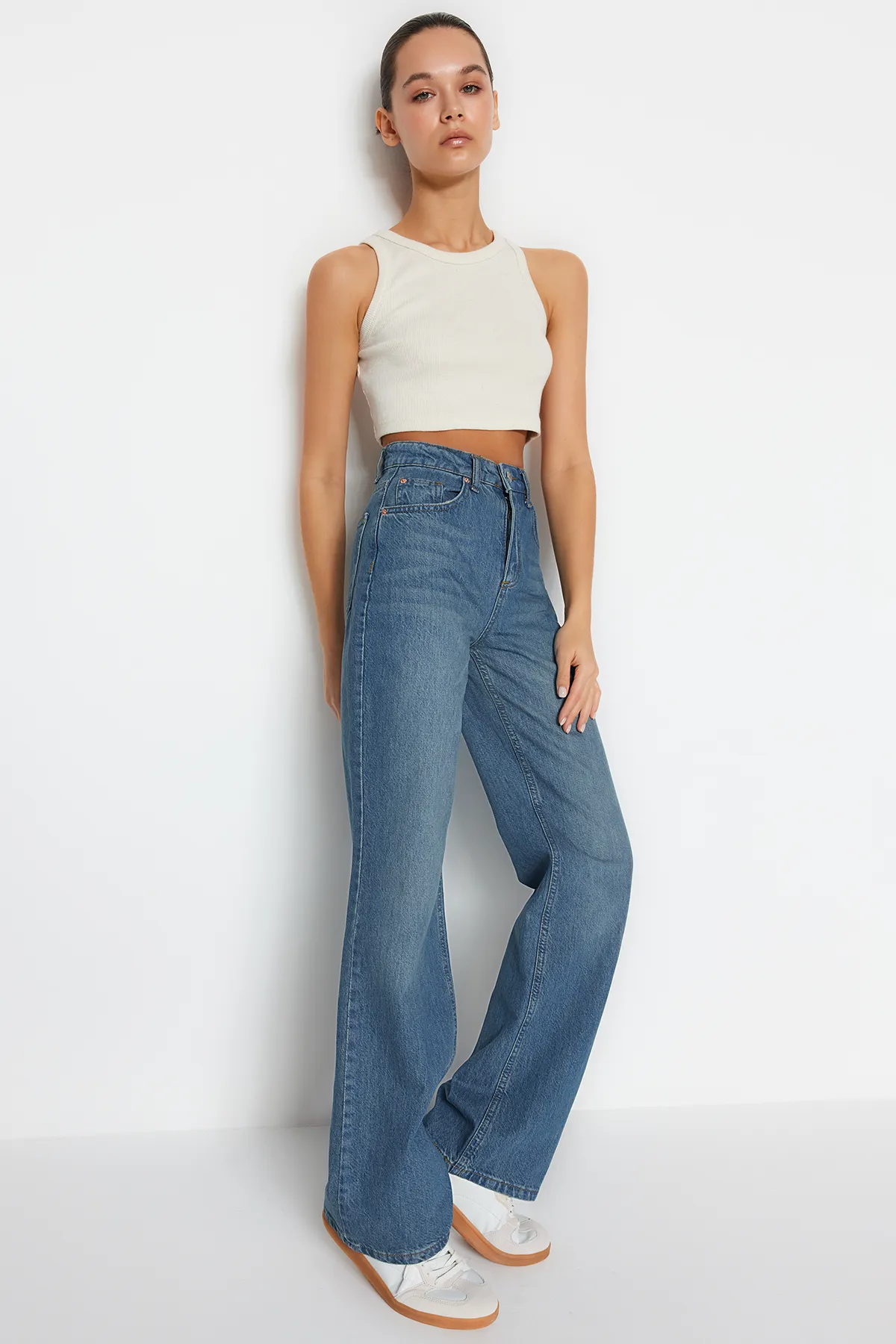Trendyol Collection  Blaue Jeans mit hoher Taille und weitem Bein TWOSS24JE00020
