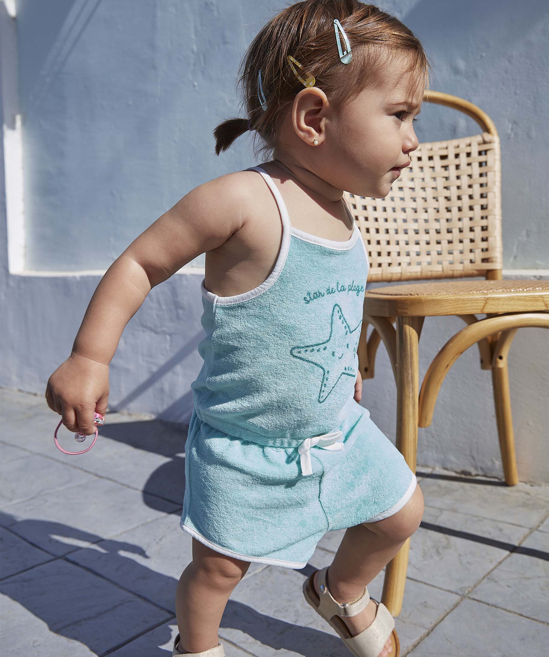 Combishort bébé fille en éponge à fines bretelles croisées au dos