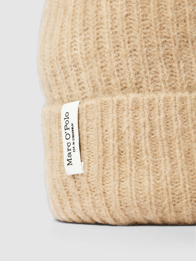 Beanie mit Label-Detail in beige meliert
