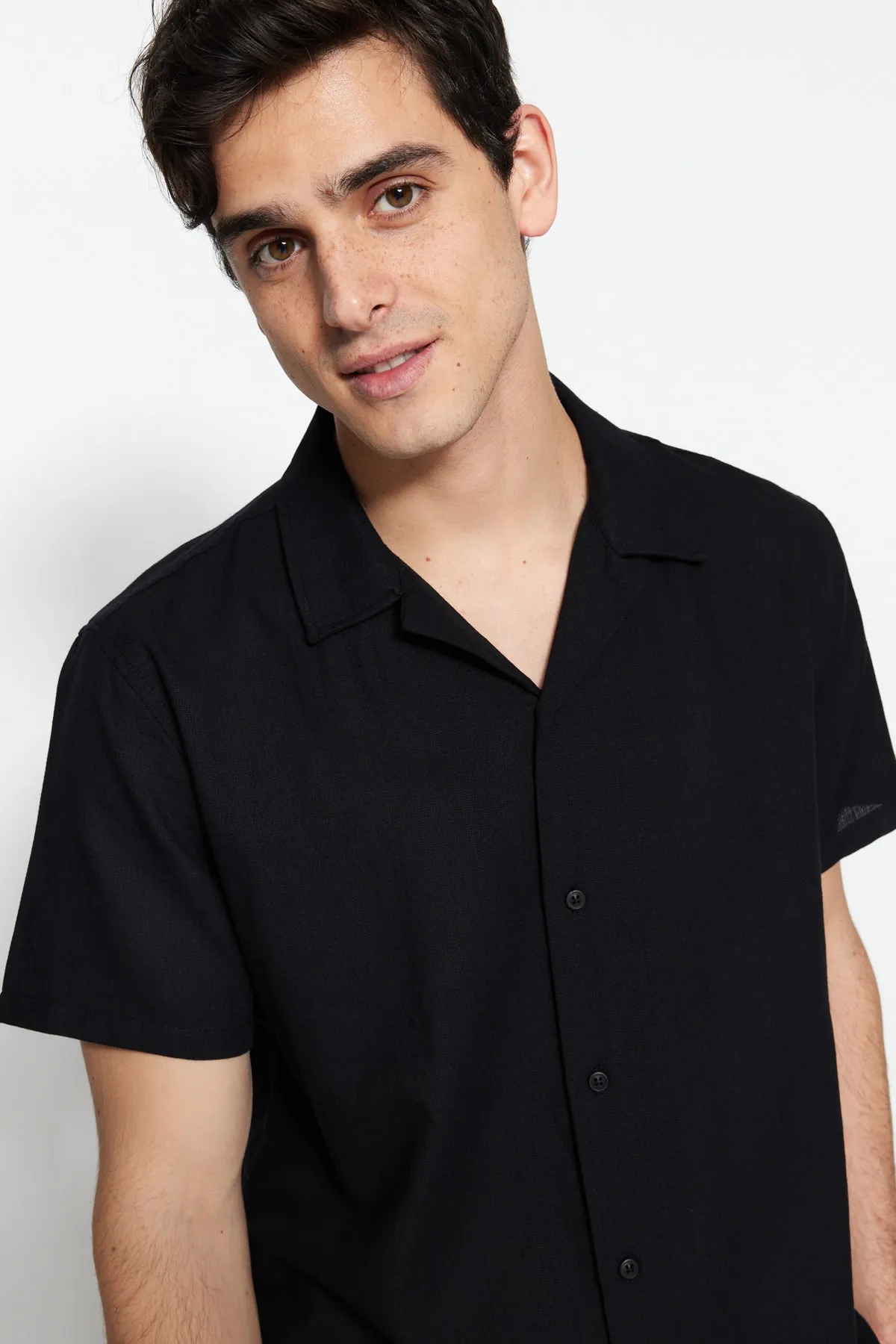 Trendyol Collection  Schwarzes Unisex-Kurzarmhemd mit entspannter Passform TMNSS23GO00064