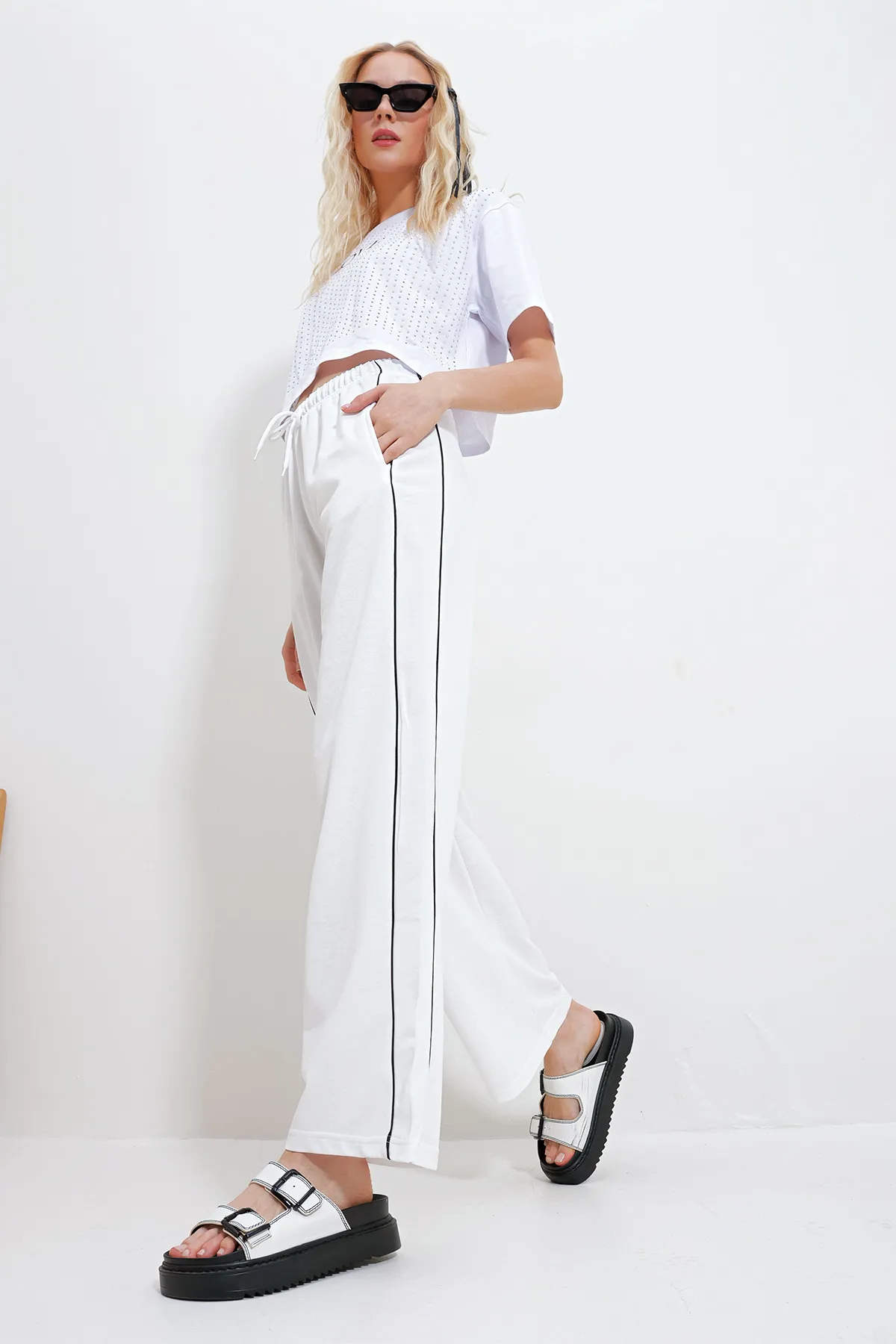 Trend Alaçatı Stili  Weiße Damen-Jogginghose mit doppelten seitlichen Taschen und geripptem Bein und weitem Bein ALC-X11984