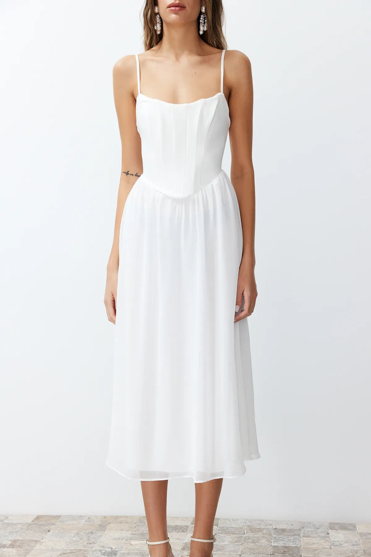 Trendyol Collection  Weißes Taillenöffnungs-/Skater-Futter, Korsett, detailliertes Tüll-Elegantes Abendkleid TPRSS24EL00041
