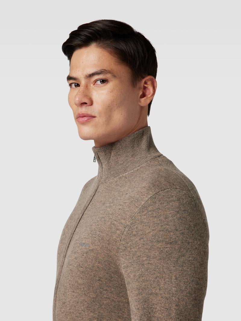 Strickjacke aus Lammwoll-Mix mit Stehkragen und Label-Stitching in hellbraun meliert