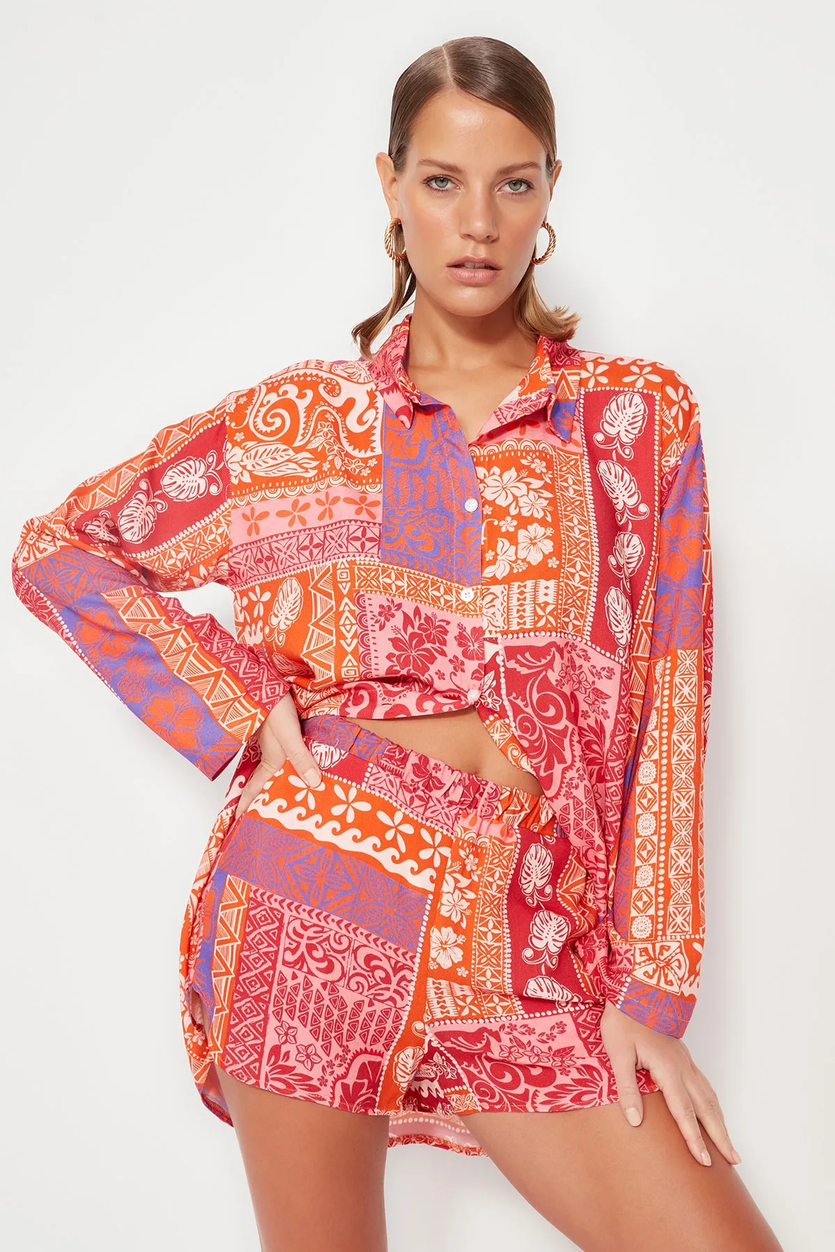 Trendyol Collection  Gewebtes Hemd-Shorts-Set mit ethnischem Muster TBESS23AU00045