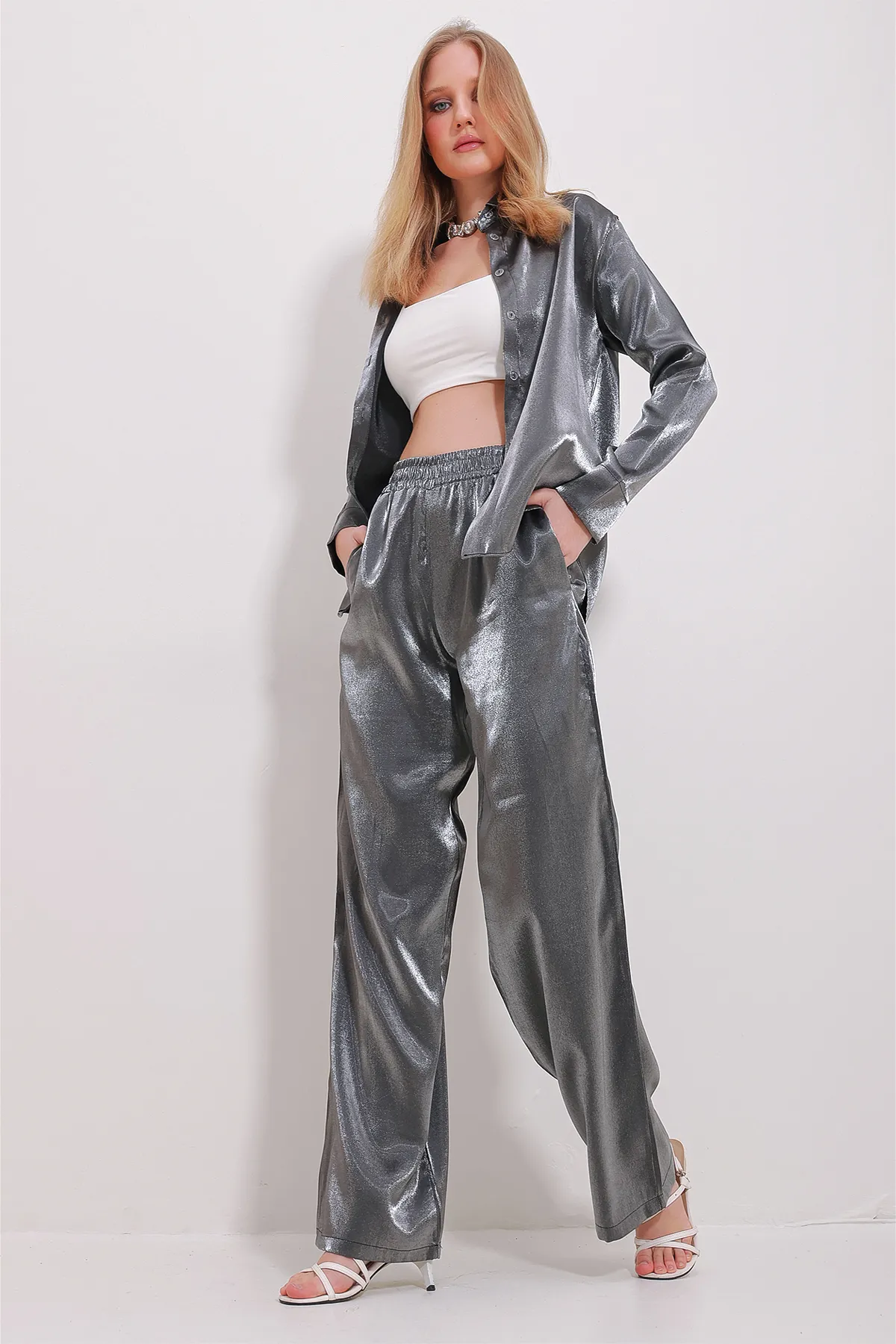 Trend Alaçatı Stili  Anthrazitfarbene, glänzend gewebte Oversize-Hose für Damen ALC-X11493