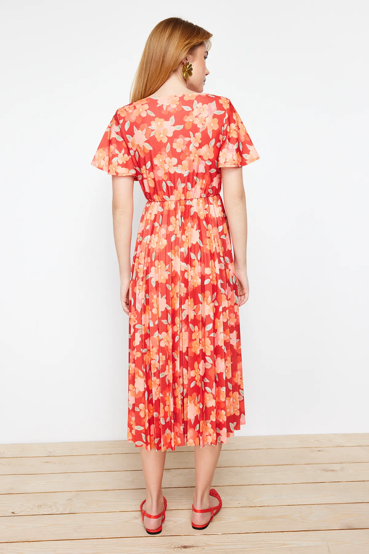 Trendyol Collection  Burgunderrotes Skater-/Gürtelöffnungs-Midikleid aus geripptem, dehnbarem Strick mit zweireihigen Taschentuchärmeln TWOSS24EL00482