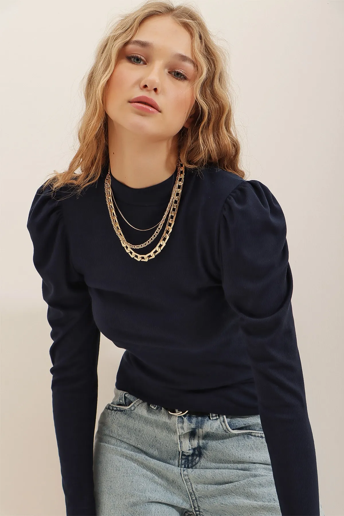 Trend Alaçatı Stili  Marineblaue Damenbluse mit halbem Rollkragen und Prinzessinnenärmeln, Camisole-Bluse ALC-X5042