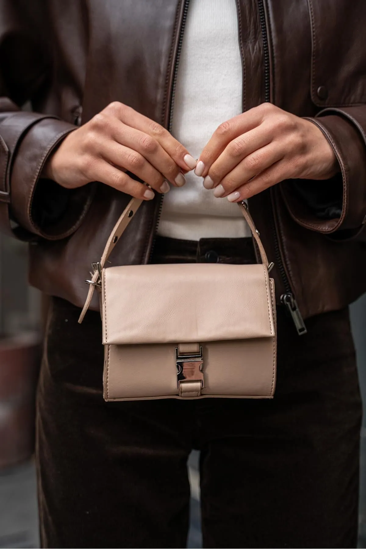 Madamra  Nerzfarbene Damen-Umhängetasche mit Flap und Nieten