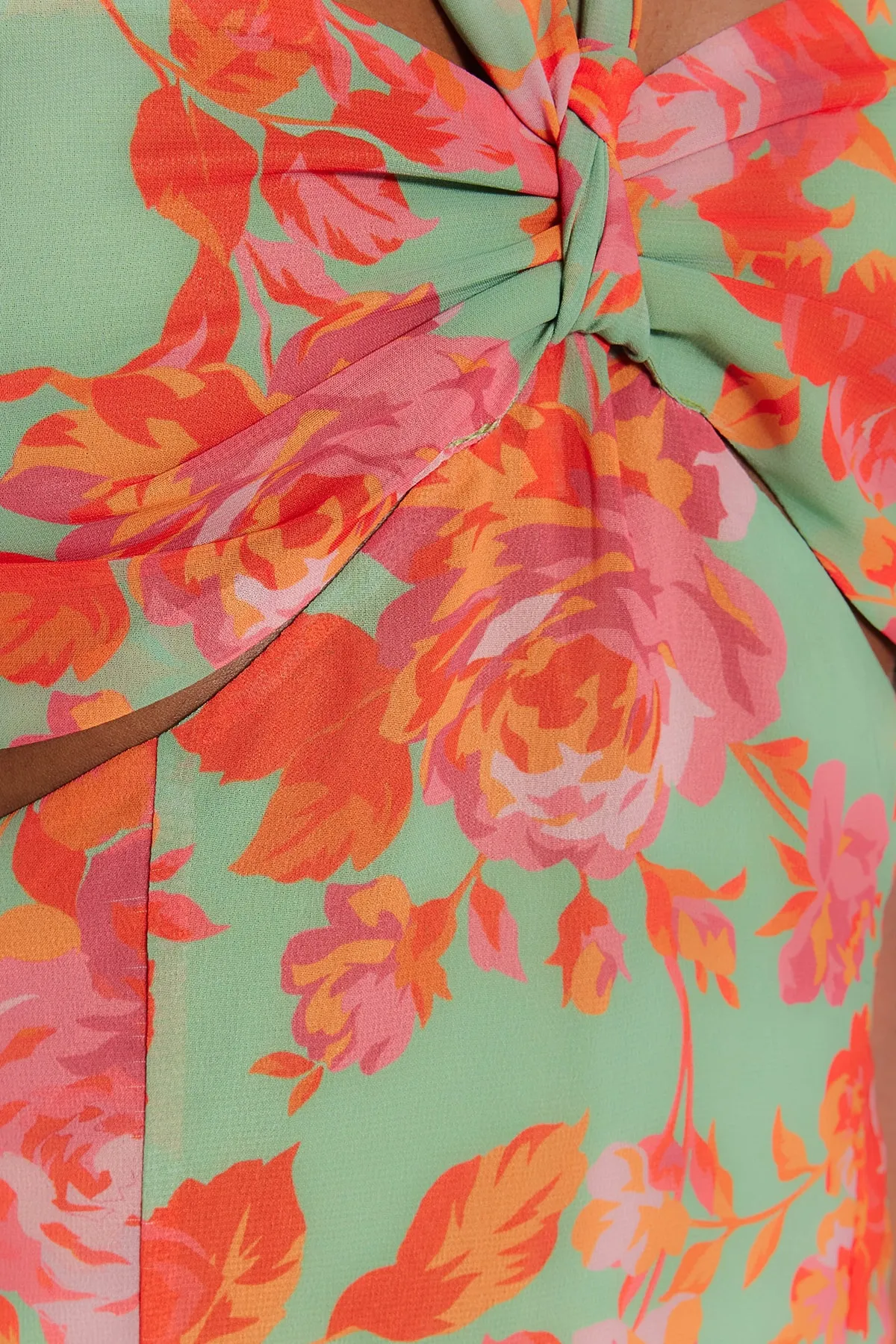 Trendyol Collection  Mehrfarbiges, gefüttertes, mit Fenstern/Ausschnitten versehenes, detailliertes Chiffon-Blumenmuster, elegantes Abendkleid TPRSS23EL00179