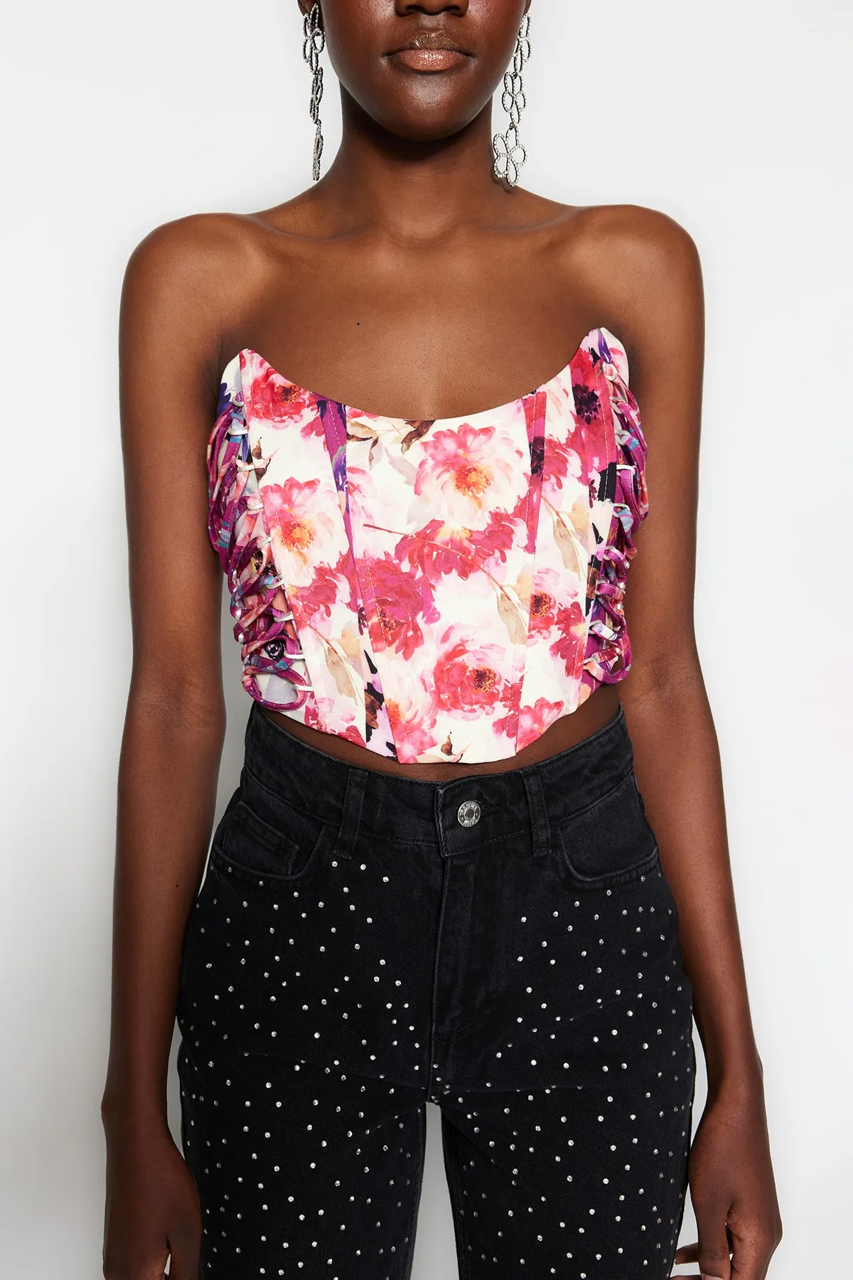 Trendyol Collection  Mehrfarbiges, bauchfreies, gefüttertes Bustier mit gewebten Paspeln und Blumenmuster TPRSS23BS00073