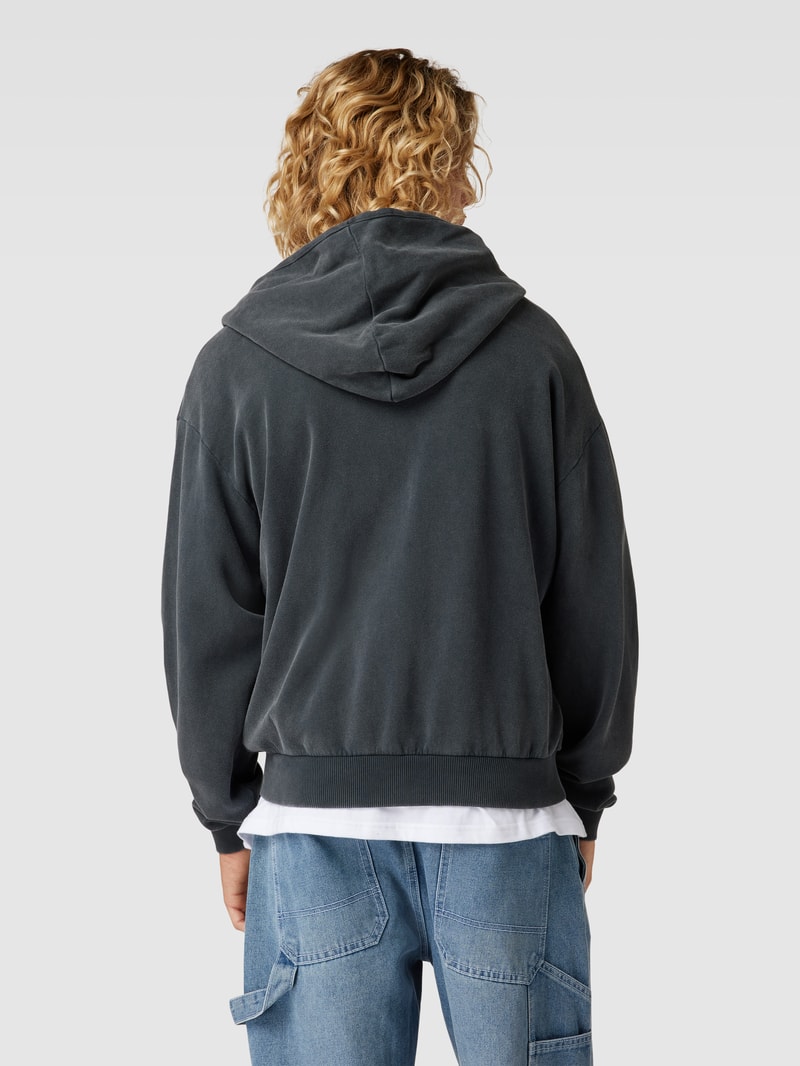 Sweatjacke mit Känguru-Tasche in schwarz