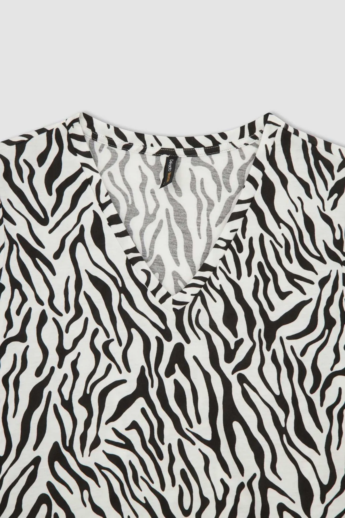 DeFacto  Traditionelles, normal geschnittenes, kurzärmliges T-Shirt mit V-Ausschnitt und Zebramuster Z6456az23sp