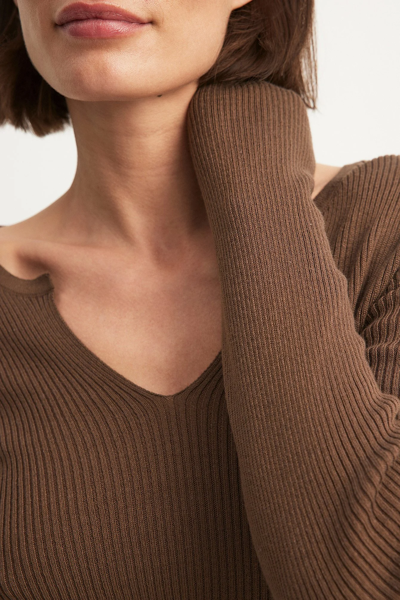 Leichter Ripp-Strickpullover mit V-Detail