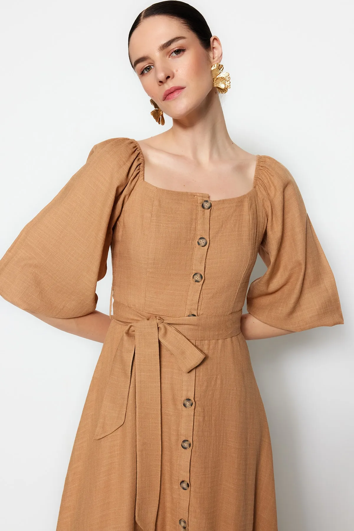 Trendyol Collection  Kamelfarbenes, gewebtes Midikleid mit Gürtel und Knöpfen und quadratischem Kragen TWOSS19IE0009