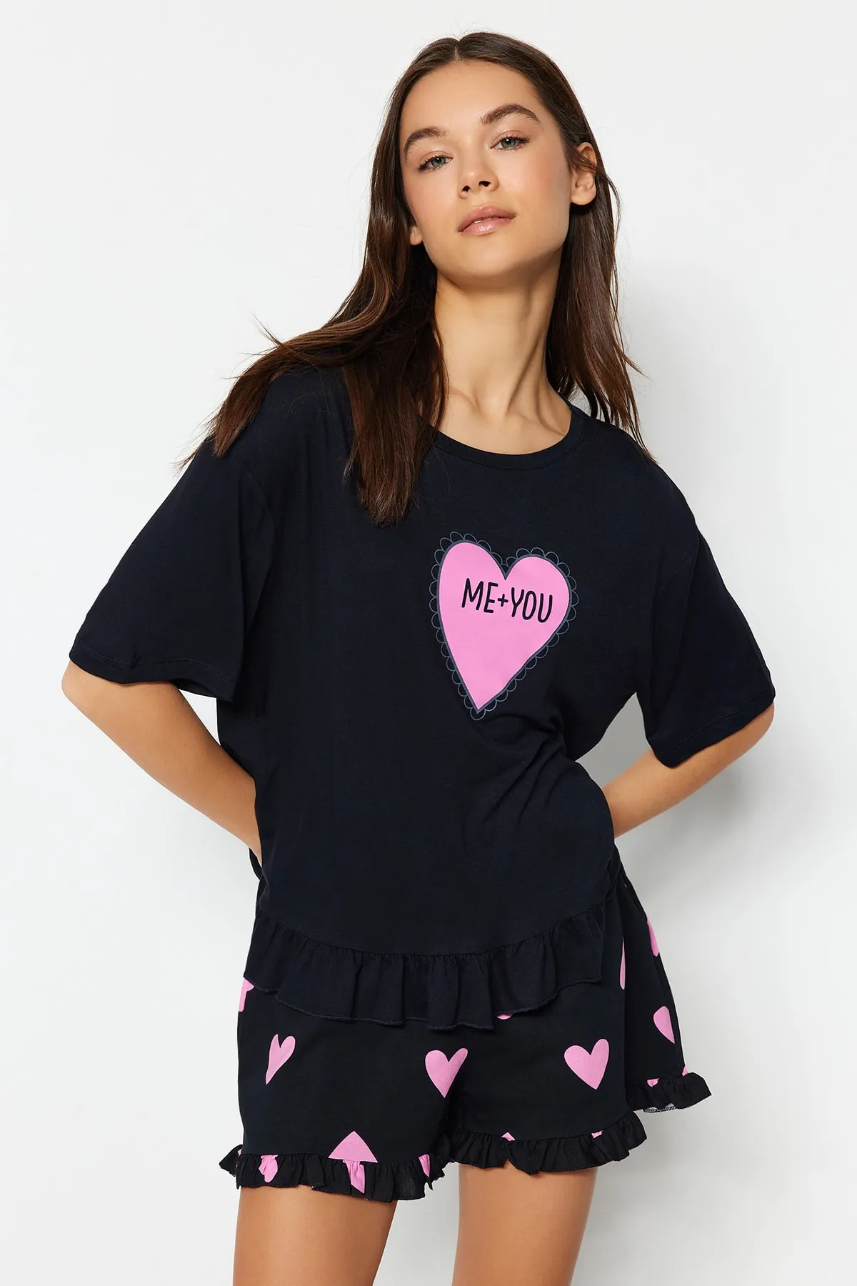 Trendyol Collection  Schwarzes Pyjama-Set aus T-Shirt und Shorts aus 100 % Baumwolle mit Herzmuster und Rüschendetail THMSS21PT0467