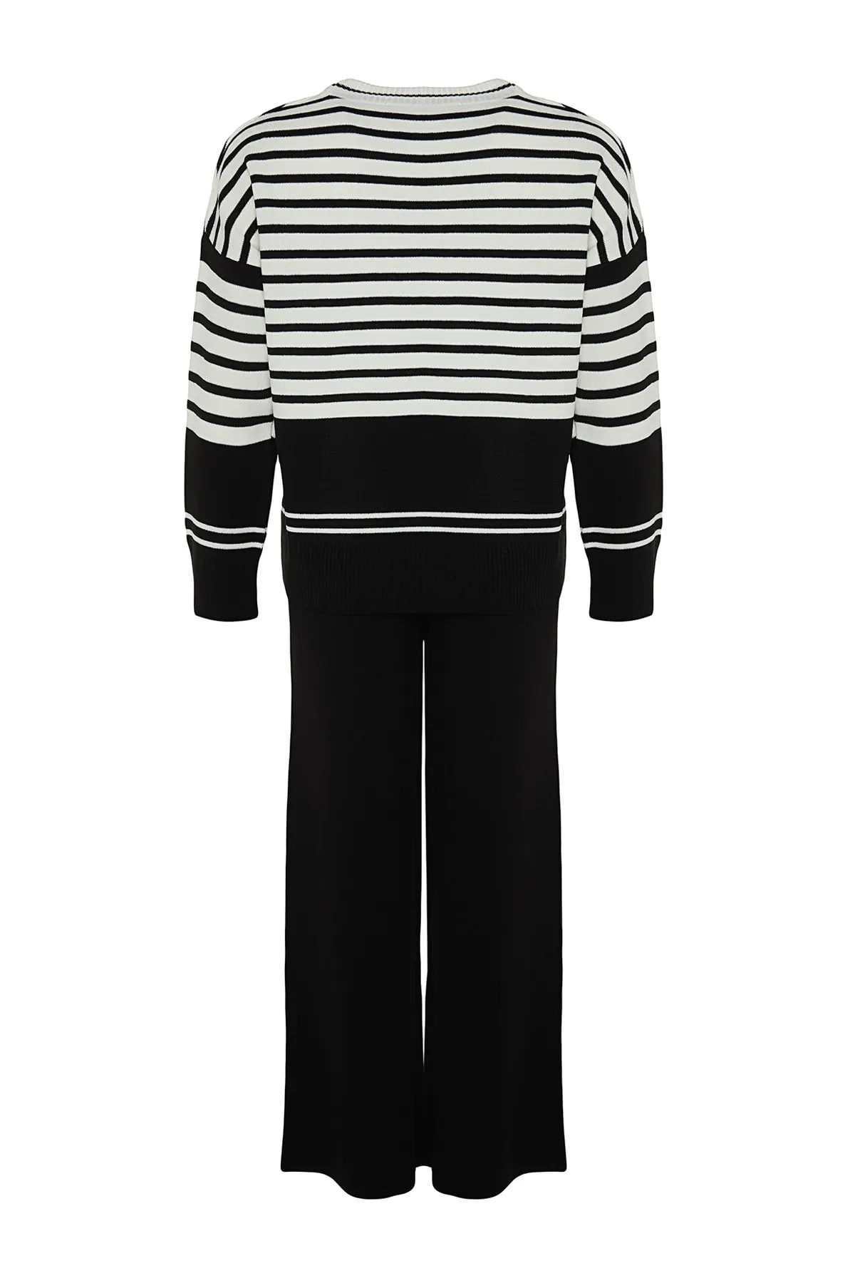 Trendyol Collection  Schwarzes Strickoberteil und -unterteil im weiten Schnitt TWOAW24AU00041