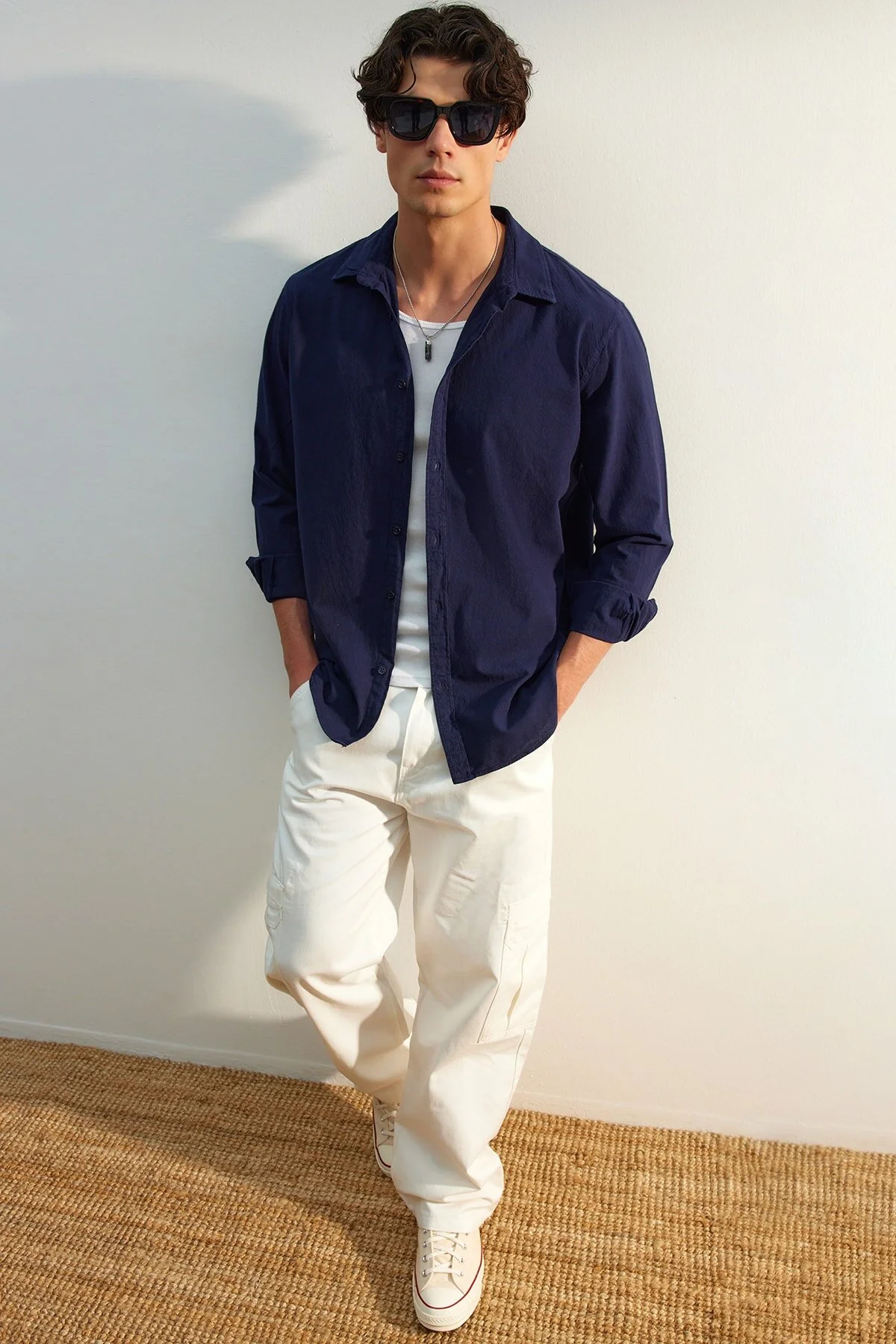 Trendyol Collection  Marineblaues Unisex-Hemd mit regulärer Passform aus 100 % Baumwolle und Leinenoptik TMNSS23GO00099 TMNSS23GO00099
