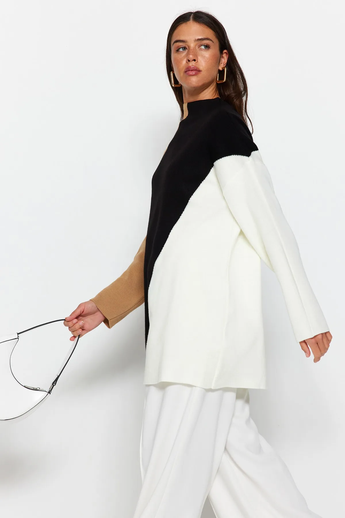 Trendyol Modest  Beigefarbener Farbblock-Strickpullover mit hohem Kragen TCTAW24AK00006