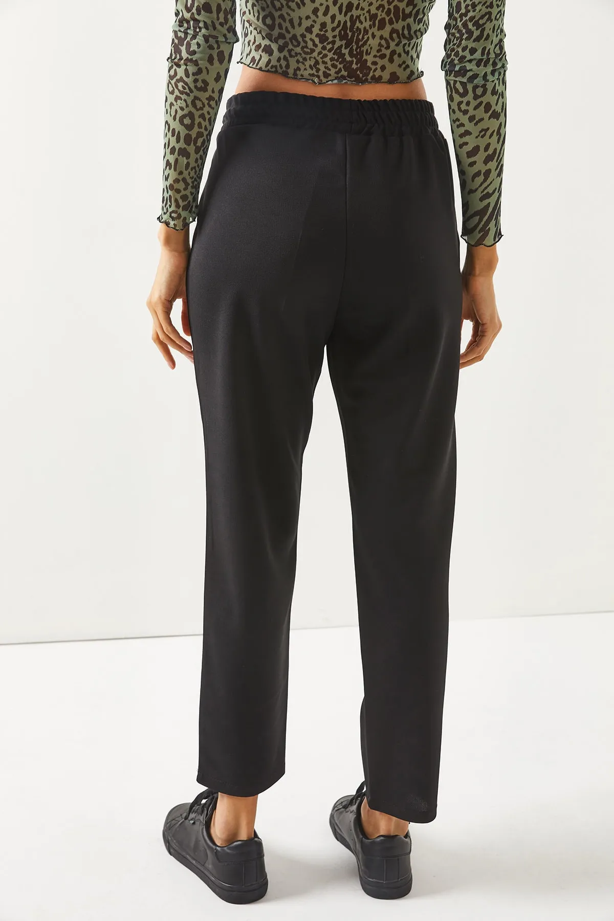 Olalook  Schwarze Karottenhose mit elastischer Taille und Tasche für Damen PNT-19000203
