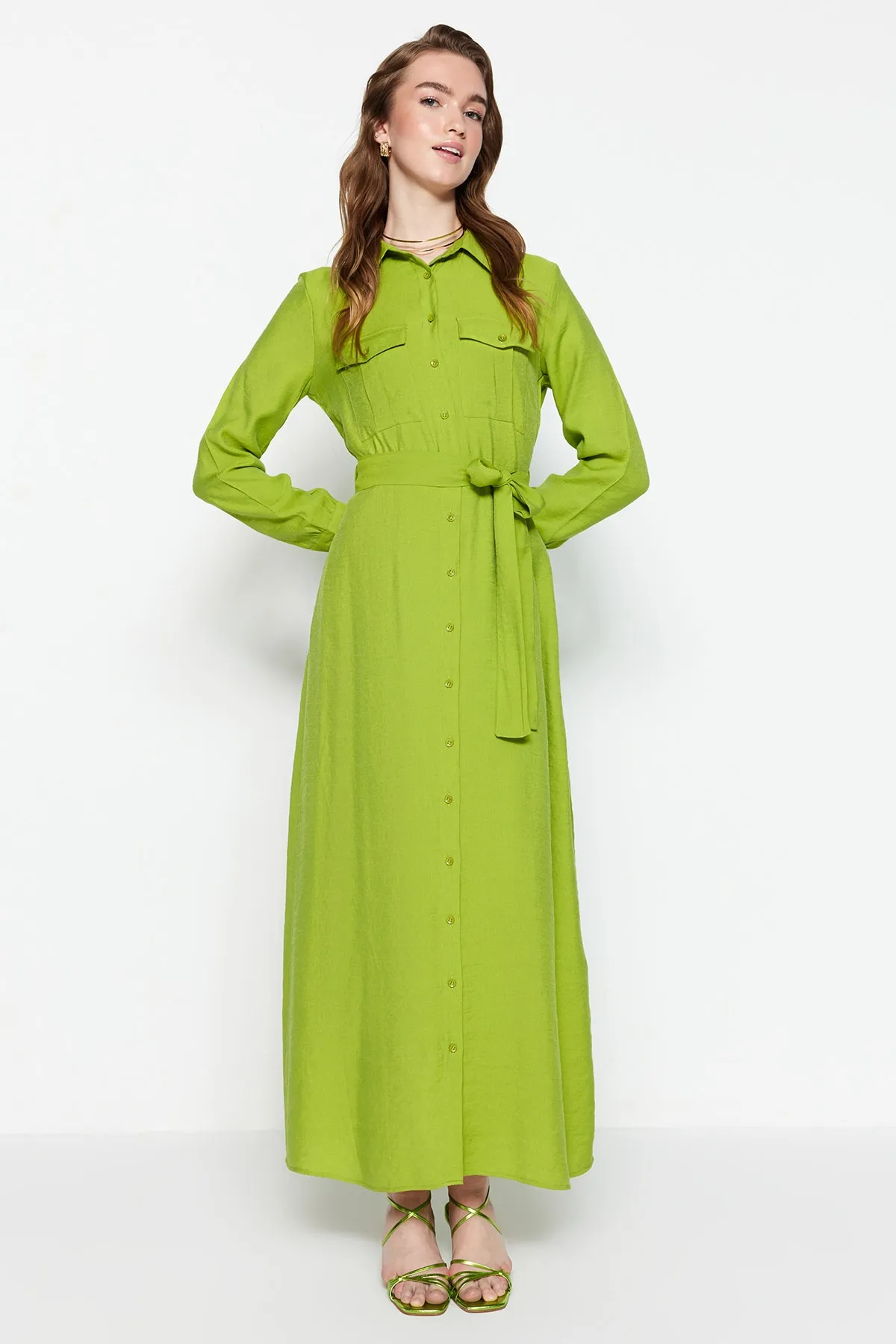 Trendyol Modest  Ölgrünes gewebtes Hemdblusenkleid mit Gürtel und Taschendetail TCTSS23EB00059