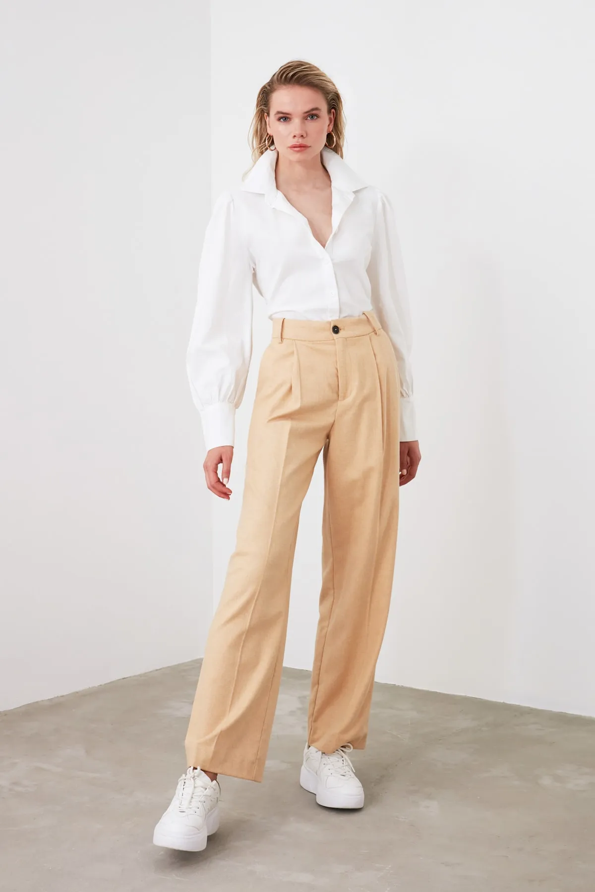 Trendyol Collection  Weißes Hemd mit Ballonärmeln aus Baumwolle - Regular Fit TWOSS20GO0065