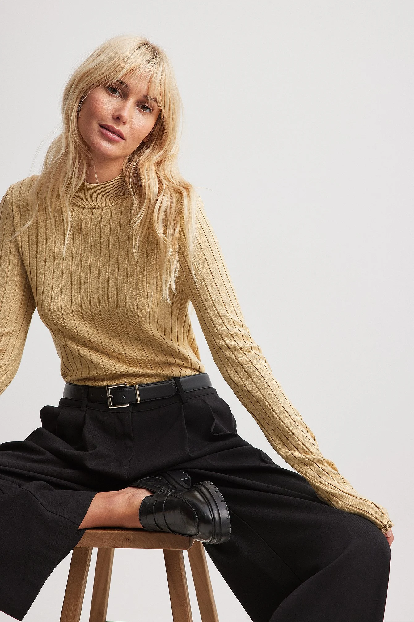 Gerippter Strickpullover mit hohem Ausschnitt