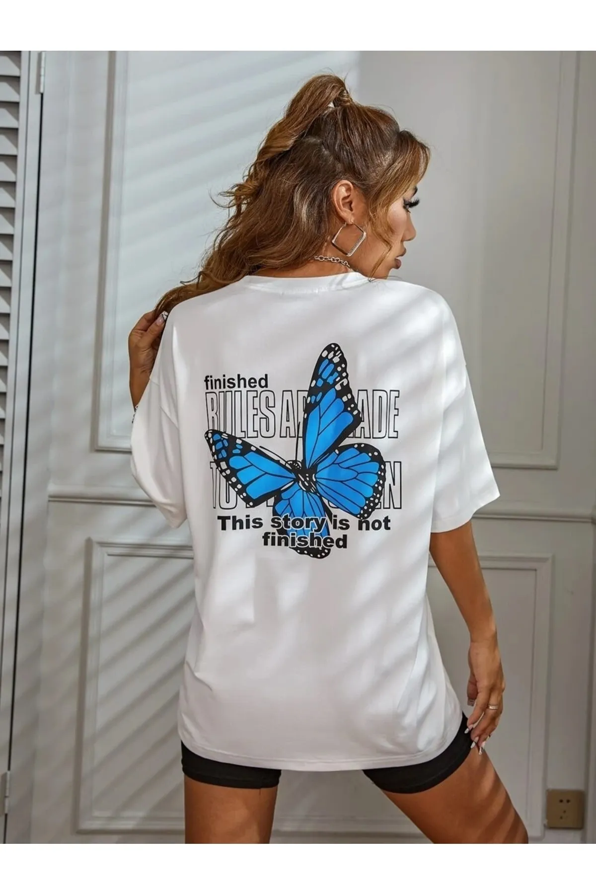 MOONBULL  Übergroßes Damen-T-Shirt mit blauem Schmetterlingsprint und weißem Rückenprint