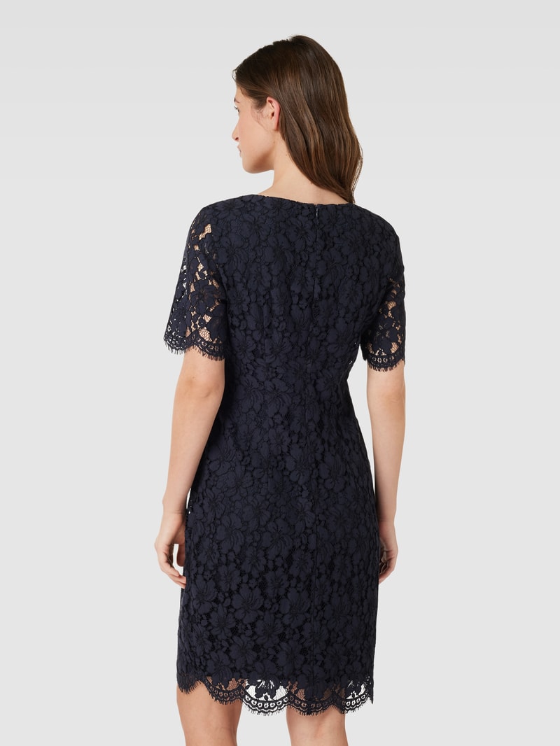 Knielanges Kleid mit Lochmuster in marineblau