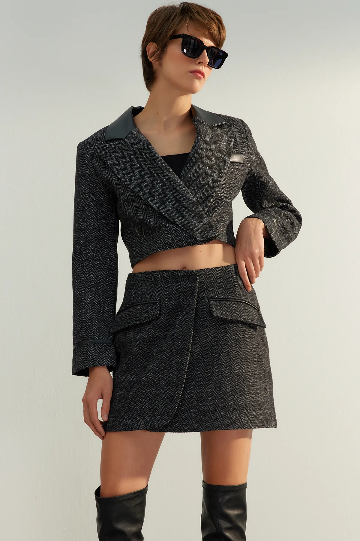 Trendyol Collection  Anthrazitfarbener, zweireihiger, gewebter Minirock mit hochwertigem Stempelmuster in limitierter Auflage TWOAW24ET00287