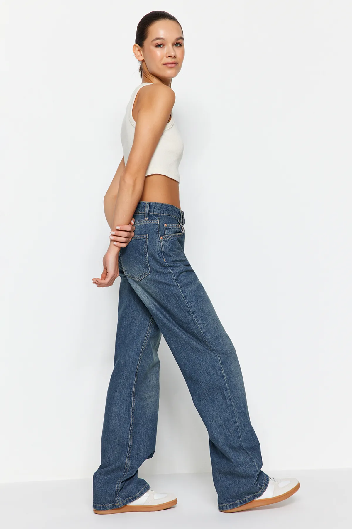 Trendyol Collection  Blaue Vintage-Jeans mit hoher Taille und weitem Bein und verblasstem Effekt TWOSS24JE00050