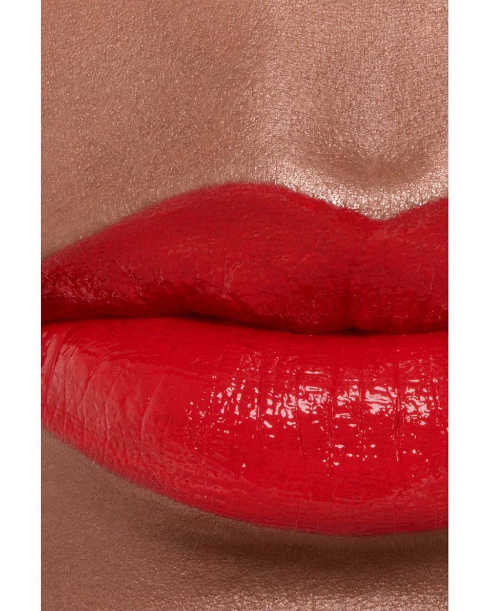 CHANEL rouge coco bloom   DE LANGHOUDENDE HYDRATERENDE EN VOLLER MAKENDE LIPPENSTIFT, VOOR INTENSE KLEUR EN GLANS.