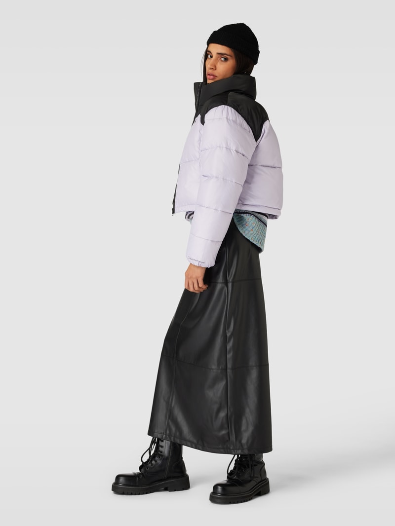 Cropped Steppjacke mit Label-Detail in lavendel
