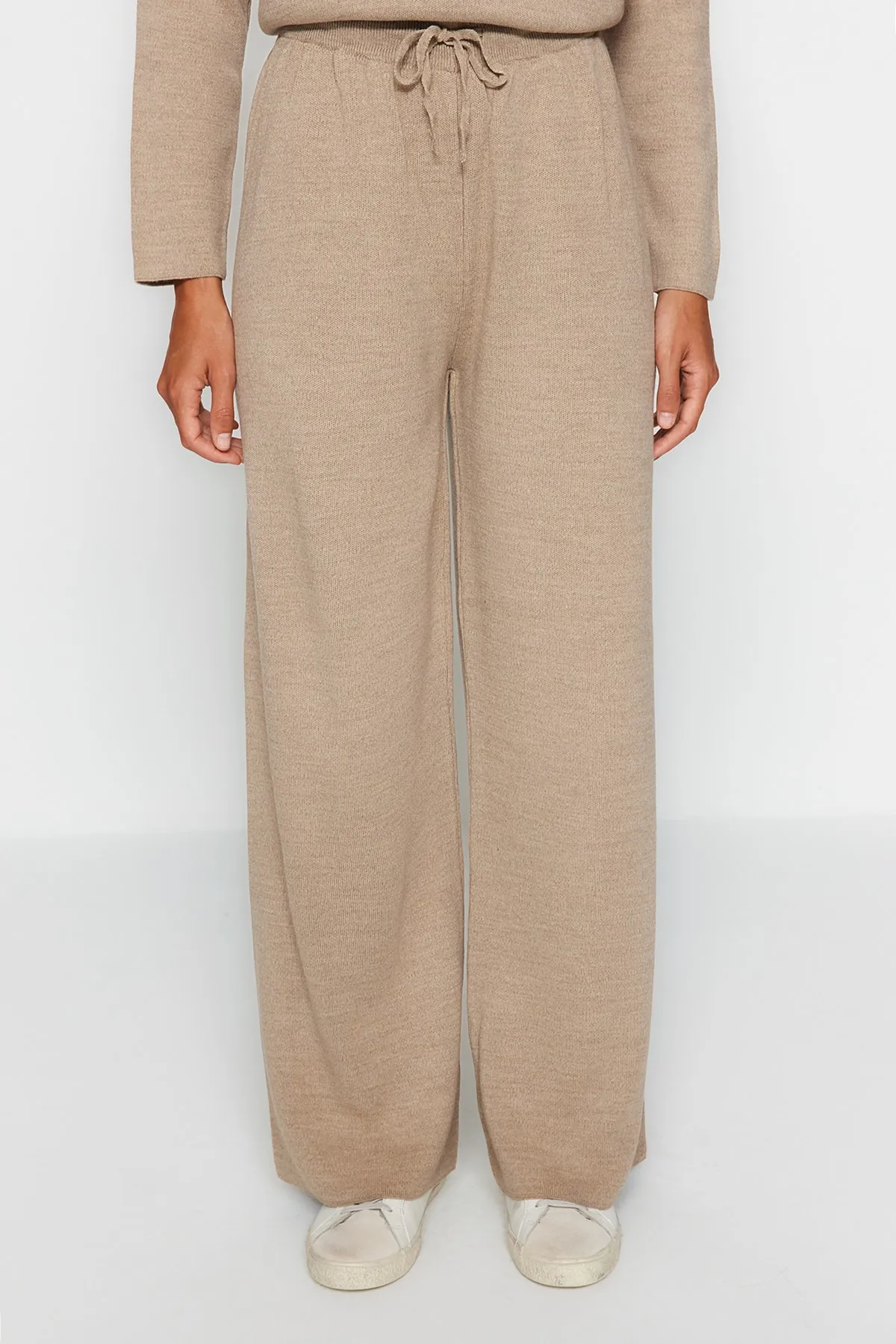 Trendyol Modest  Nerzfarbenes Strickoberteil und -unterteil mit Knopfdetails TCTAW24US00042