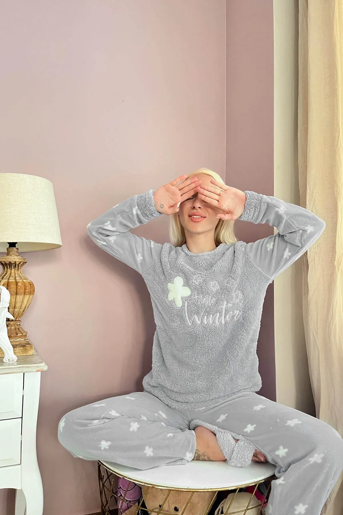 Pijamaevi  Graues „Hello Winter“ gemustertes Plüsch-Pyjama-Set für Damen