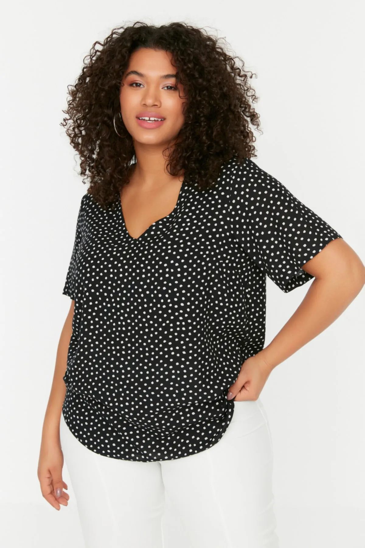 Trendyol Curve  Schwarze gewebte Bluse mit Tupfenmuster TBBSS22AF0033