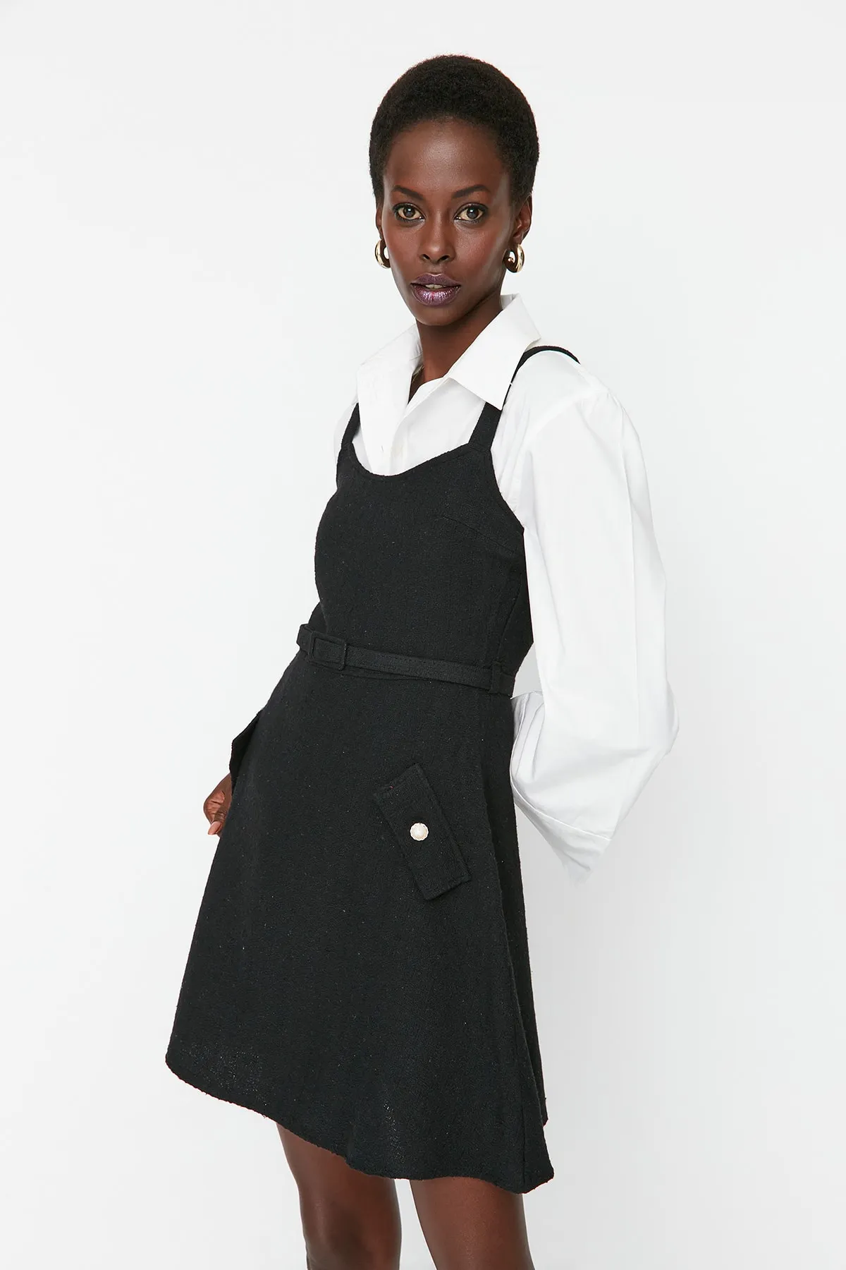 Trendyol Collection  Schwarzes Mini-Webkleid mit Gürtel und Taschendetail TWOAW23EL00526