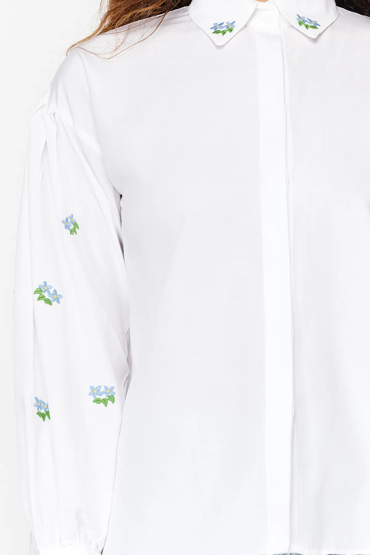 Trendyol Collection  Baumwollhemd in Ecru, Stickereidetail, Regular Fit, TWOAW23GO00081