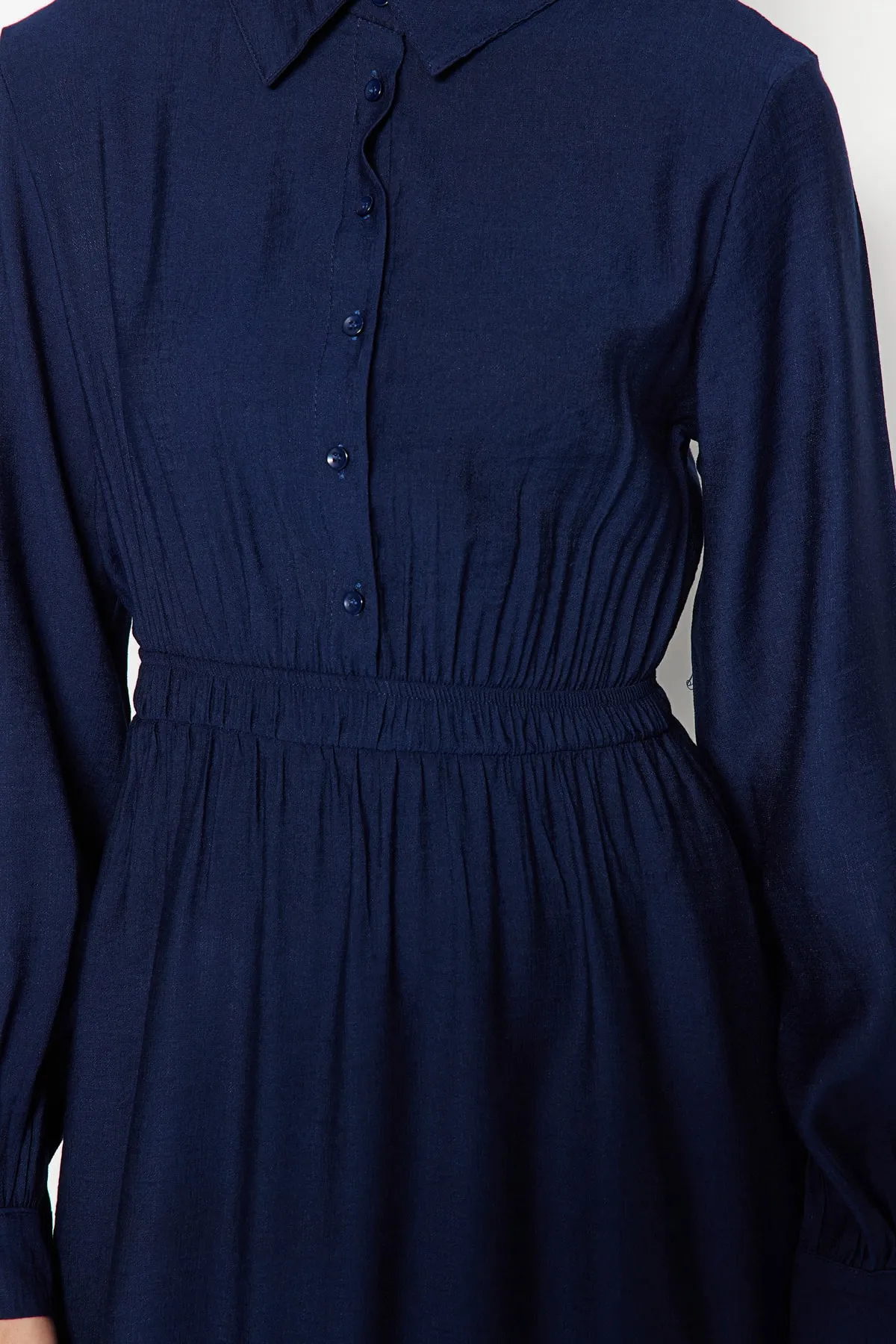 Trendyol Modest  Marineblaues gewebtes Kleid mit halber Knopfleiste und Raffung, TCTSS23EB00249