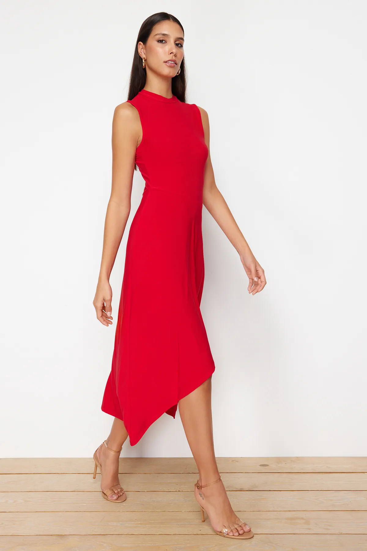 Trendyol Collection  Rotes asymmetrisches Stehkragen-Midikleid mit ärmellosen Ärmeln und Stretch-Strick TWOSS24EL00814