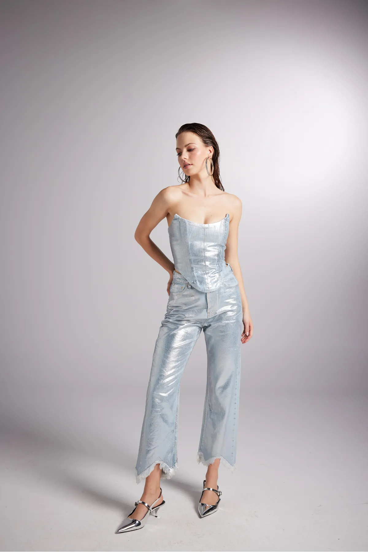 HOLLY LOLLY  Maßgeschneiderte, glänzend beschichtete, glänzende Jeanshose in Blau